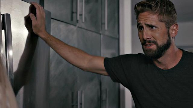 транс milf с большими сиськами в красном белье жарко ебет парню жопу