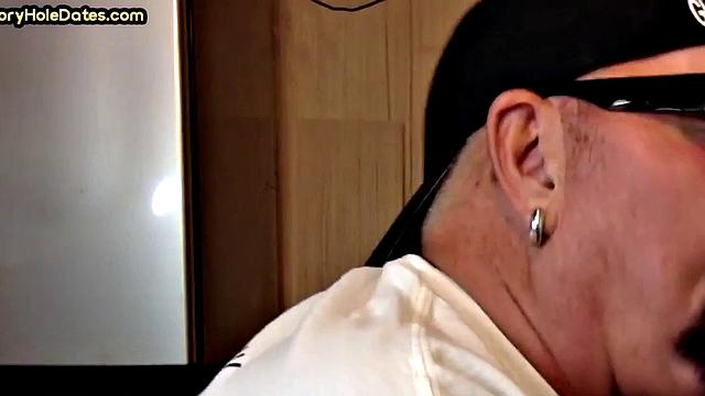 бородатый папик в очках сосёт у дырки-всё по классике gloryhole