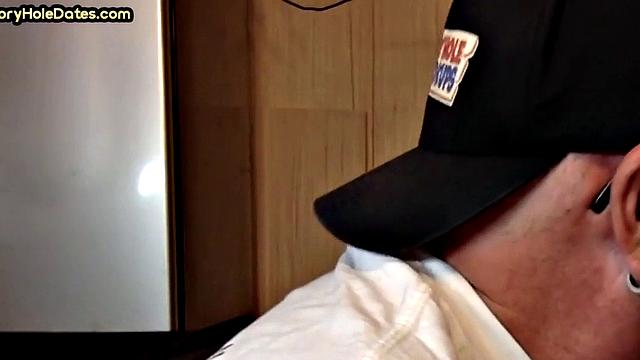 бородатый папик в очках сосёт у дырки-всё по классике gloryhole