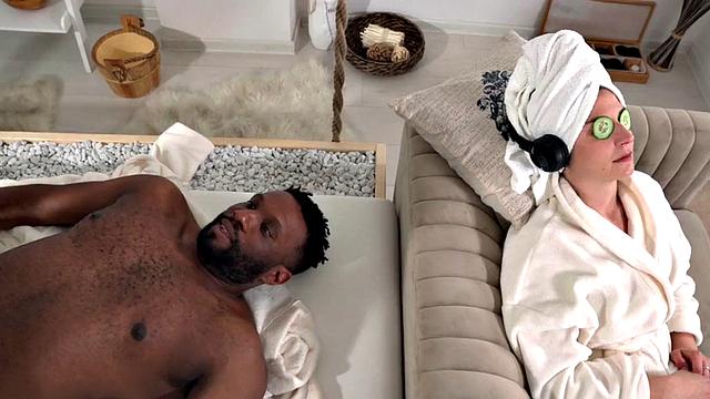 опытная массажистка тайно скачет на черном во время массажа для пары