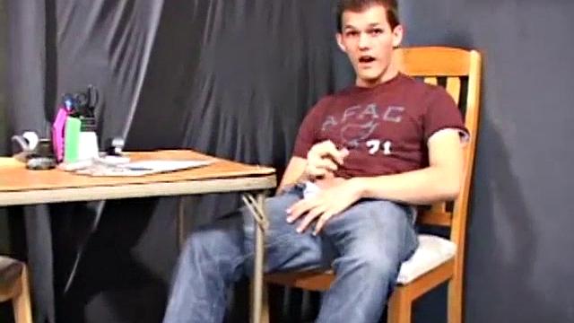 Ник сам себе отсасывает и заканчивает ловким дрочевом