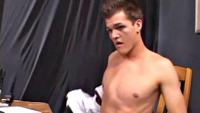 Ник сам себе отсасывает и заканчивает ловким дрочевом