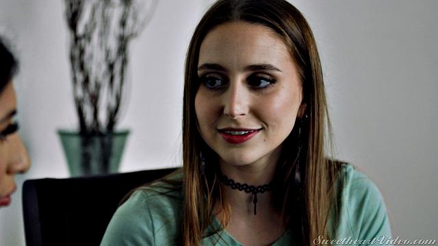 Шальные лесбийские игры: Laney Grey и Penelope Woods соблазняют друг друга как взрослые сводные сестры, не сдерживая желаний.