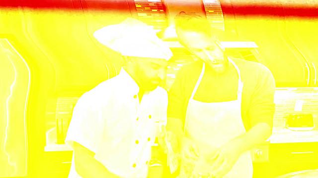 Доминник Пацифико жадно принимает кулак Джоша Микаэла до конца