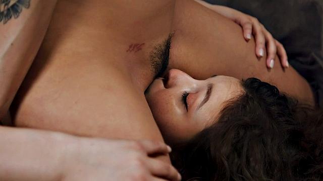 Nerdy busty facesitting and muffdiving her lover