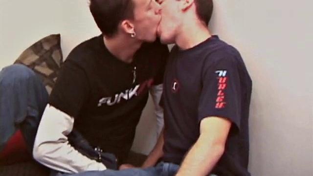 Гей-секс Лэнса и Роара: кто сверху спорит до последнего?