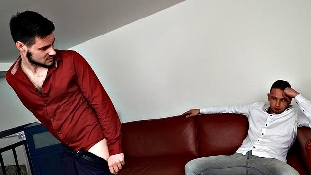 волосатый парень трахается с другом в миссионерской позе