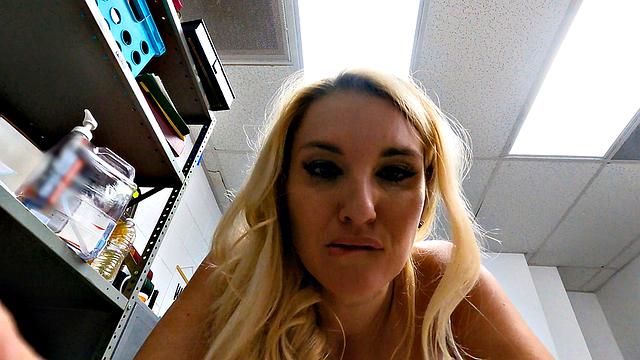 блондинистая милфа отдается охраннику в подсобке за украденную батарейку