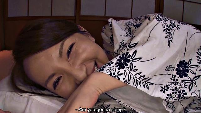 hitomi hayama жадно сосет в pov и получает горячую сперму в киску