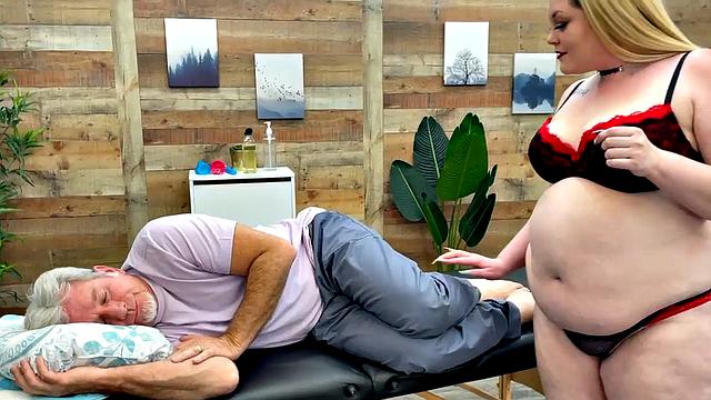 Plumper Luna Moans for the Masseur