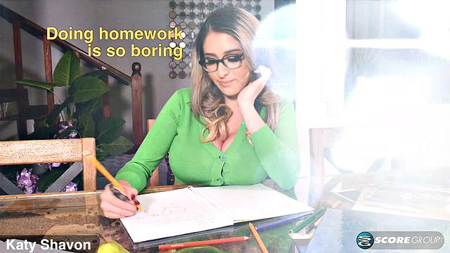 Сочная блондинка в очках нежно ласкает огромные сиськи