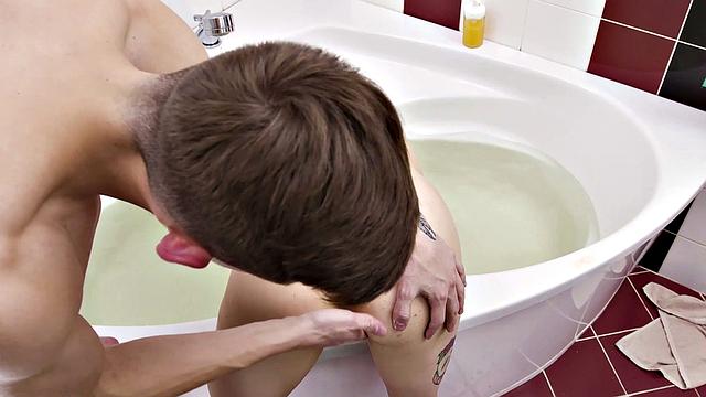 FIST4K. Womanizer doesn't care about feelings and just fists her