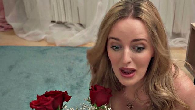 две развратные крошки из хостела жадно сосут и получают мощный трах втроём