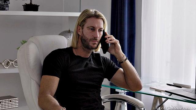 Анна Клэр Клаудс устраивает горячий приём у Раяна Дриллера и получает то, зачем пришла - секс-терапия в лучших позах с иронией и страстью.