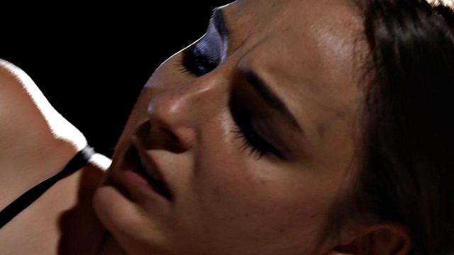 две взрослые подруги сливаются в страстных ласках