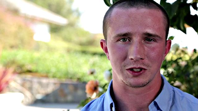 Muscled amateur fingers asshole outdoors for jizz