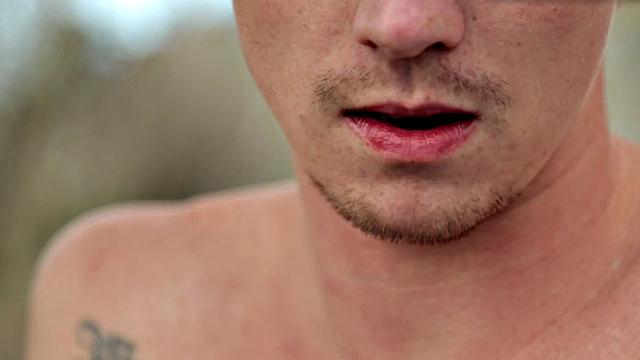 Muscled amateur fingers asshole outdoors for jizz