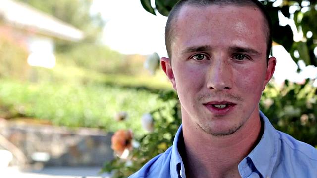 Muscled amateur fingers asshole outdoors for jizz