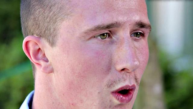 Muscled amateur fingers asshole outdoors for jizz