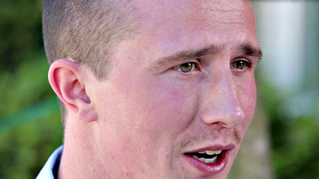 Muscled amateur fingers asshole outdoors for jizz