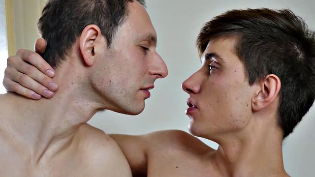 Тренер Виктор жёстко трахается с Юри без резинки в его упругую жопу