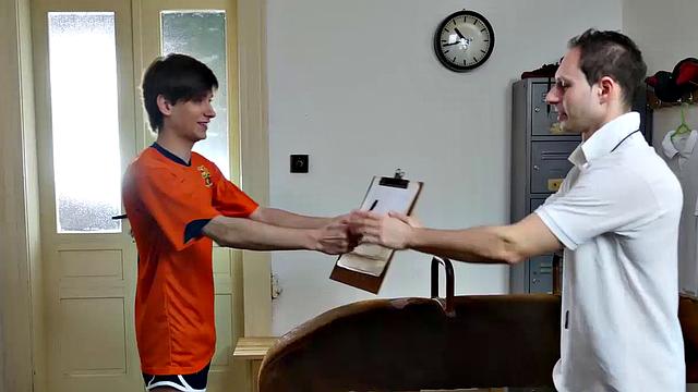 Тренер Виктор жёстко трахается с Юри без резинки в его упругую жопу