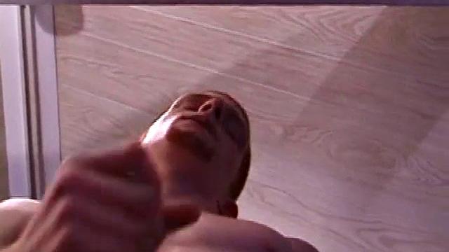 Тристан дрочит, потому что пиво уже тёплое