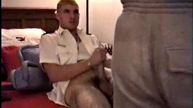 Минет зрелому солдату, горячая гей сцена с кончей на лицо.