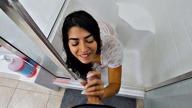 Брюнетка изменяет с отчимом на диване и в душе