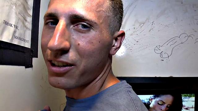 прямой парень не устоял перед членом за стенкой