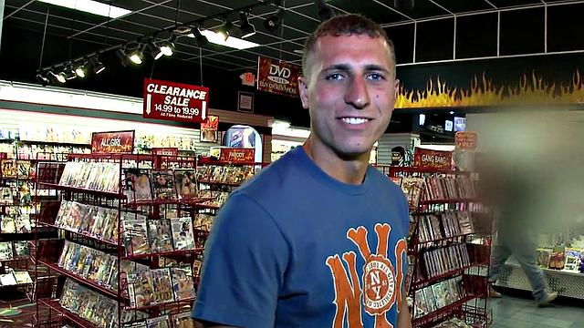 прямой парень не устоял перед членом за стенкой