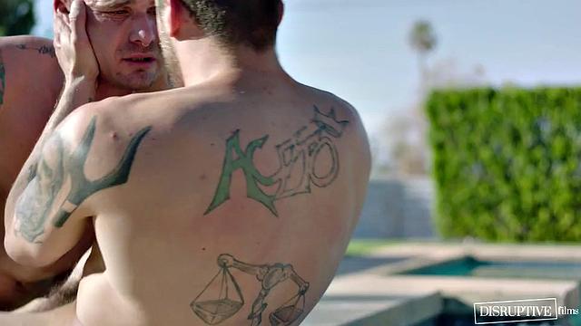 два мускулистых гея страстно трахаются и лижут жопы в старом трейлере