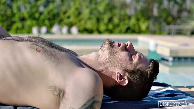 два мускулистых гея страстно трахаются и лижут жопы в старом трейлере