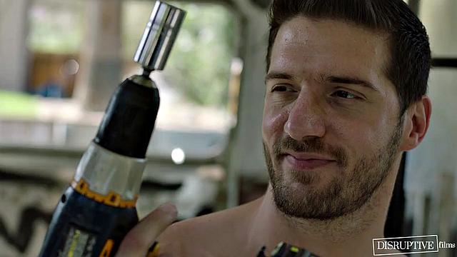 два мускулистых гея страстно трахаются и лижут жопы в старом трейлере