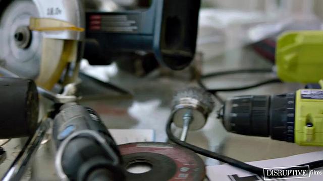 два мускулистых гея страстно трахаются и лижут жопы в старом трейлере