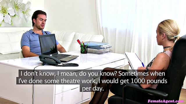 английская блондинка на каблуках доказывает опыт прямо на диване