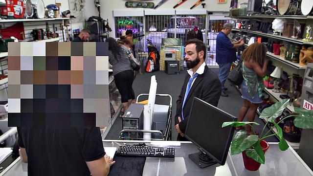 вуайер наблюдает, как волосатый владелец ломбарда получает по жопе в офисе