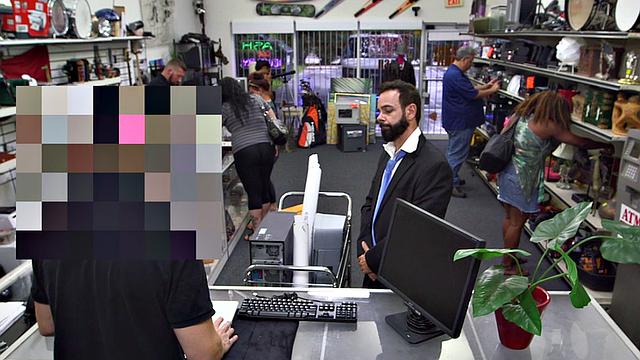 вуайер наблюдает, как волосатый владелец ломбарда получает по жопе в офисе