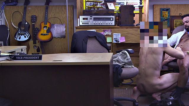 вуайер наблюдает, как волосатый владелец ломбарда получает по жопе в офисе