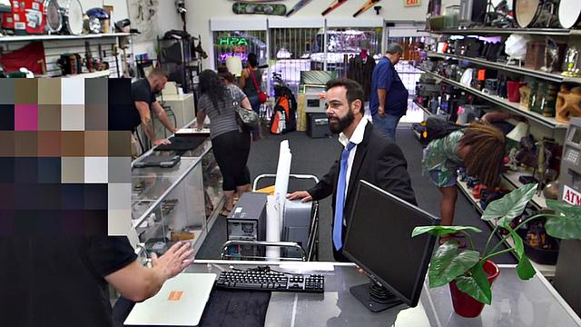 вуайер наблюдает, как волосатый владелец ломбарда получает по жопе в офисе