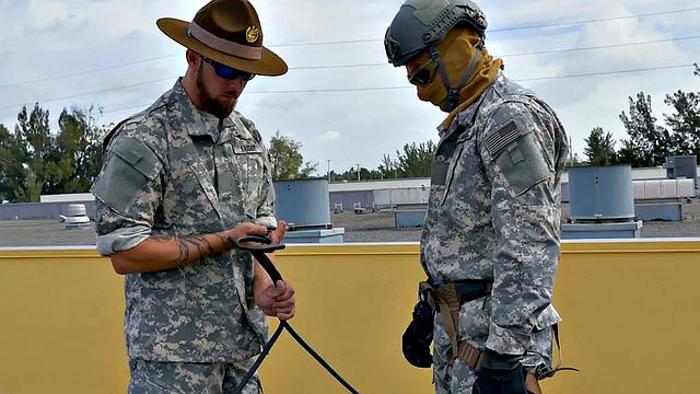 солдат получает по полной в позе догги