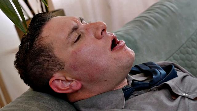 эбони милфа трахается с коллегой в офисе, берет в анал