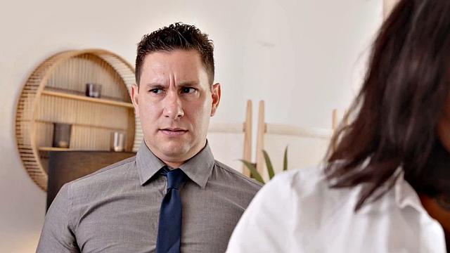 эбони милфа трахается с коллегой в офисе, берет в анал