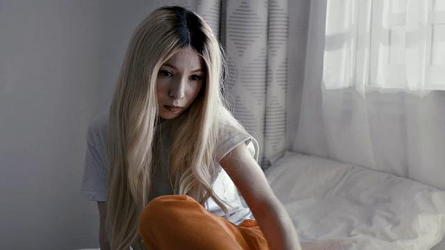 пальцами доводит до изнеможения, прежде чем встает страпон