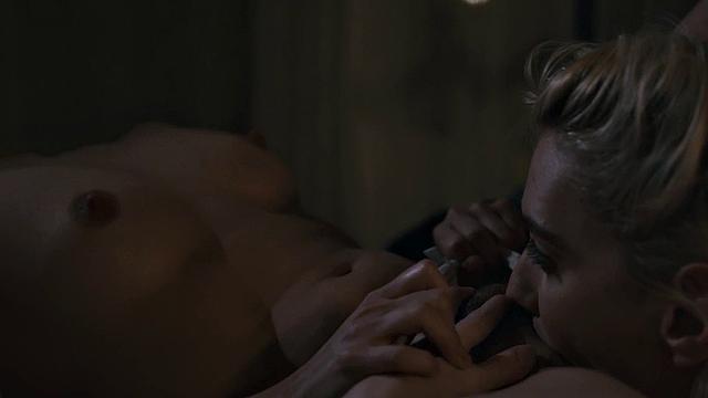 пальцами доводит до изнеможения, прежде чем встает страпон