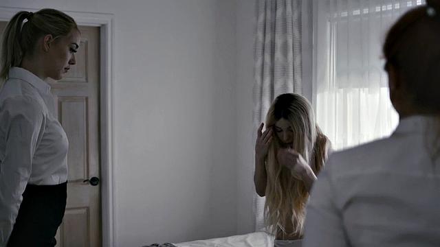 пальцами доводит до изнеможения, прежде чем встает страпон