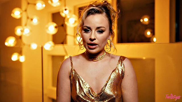 анна клэр клаудс в блеске платья, но раздета быстрее, чем закончится салют