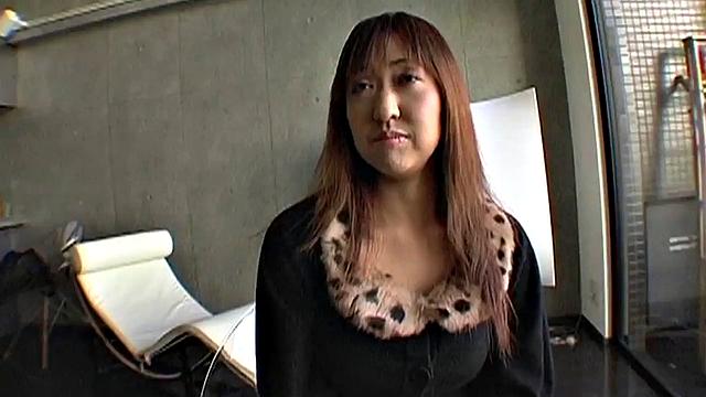 Маюми дрочит волосатую киску и ловит сперму на лицо от мужика в трусах, крупная грудь и азиатская страсть в деле.