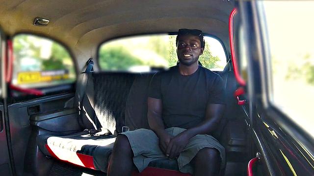 таксистка охотится за чёрным хуем, а не за клиентами