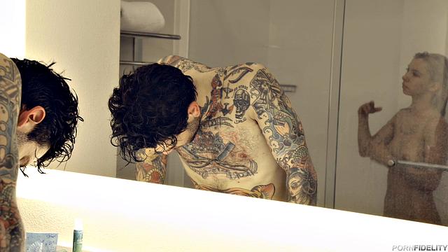 кензи ривз трахается на лестнице отеля и ловит сперму на лицо